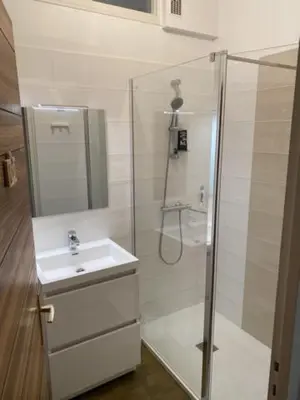 Salle de bains dans l'établissement Maison 200m plage rue pietonne