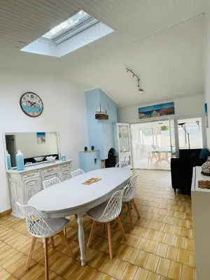 Cuisine ou kitchenette dans l'établissement Maison 200m plage rue pietonne