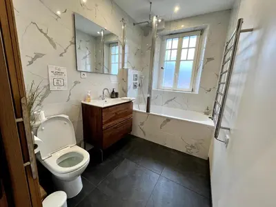 Salle de bains dans l'établissement Intemporel 4 pers 2 chambres TV WiFi