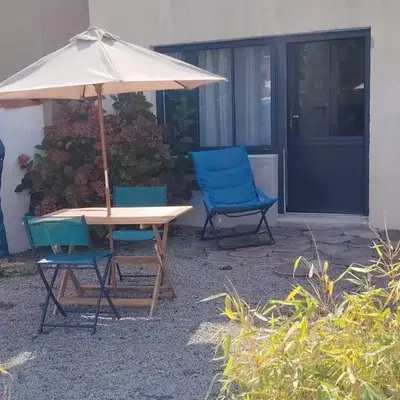 PETIT STUDIO DAnS UN JARDIN