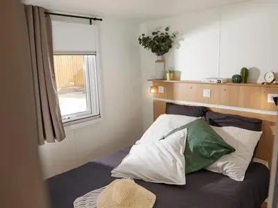 Un ou plusieurs lits dans un hébergement de l'établissement Mobil-home confortable avec 2 chambres et cuisine équipée - API-1-52-481