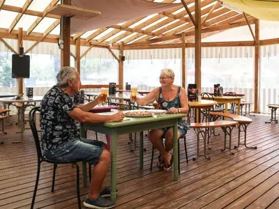 Clients de l'établissement Mobil-home confortable avec 2 chambres et cuisine équipée - API-1-52-481