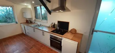 Cuisine ou kitchenette dans l'établissement Le 13 bis