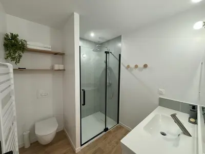 Salle de bains dans l'établissement Maison Petit Auverné