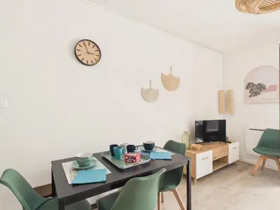 Télévision ou salle de divertissement dans l'établissement 200m de la plage, terrasse, appartement pour 4