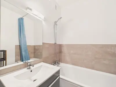 Salle de bains dans l'établissement 200m de la plage, terrasse, appartement pour 4