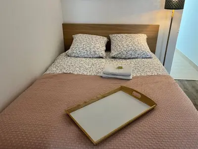 Un ou plusieurs lits dans un hébergement de l'établissement Instant Cosy 2pers Tv Wifi