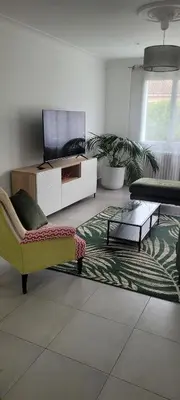 Télévision ou salle de divertissement dans l'établissement La maison de Sophie