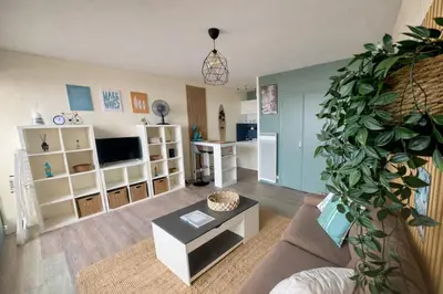 Télévision ou salle de divertissement dans l'établissement Le Spot Secret Ambiance surf & vue mer