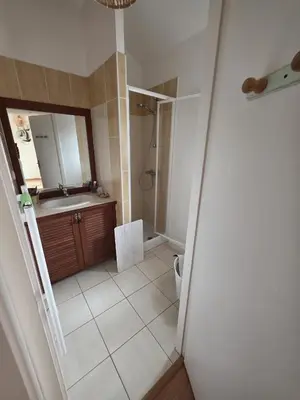 Salle de bains dans l'établissement Maison plage et golf
