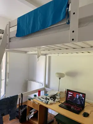 Télévision ou salle de divertissement dans l'établissement Chambre colocation Lit mezzanine