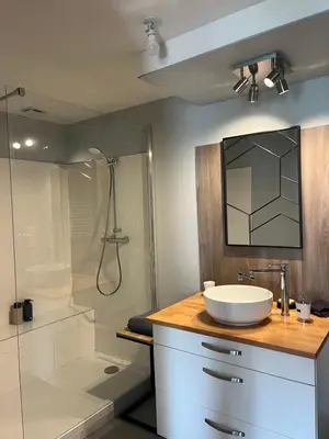 Salle de bains dans l'établissement Chez Aurélie & Mathieu studio dans ancienne maison rénovée proche du Lac