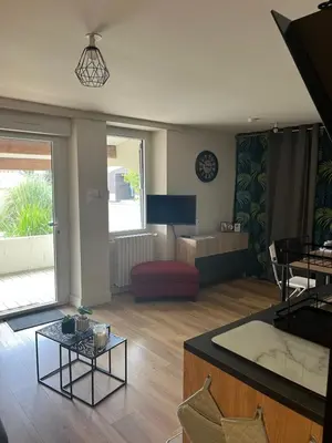 Télévision ou salle de divertissement dans l'établissement Chez Aurélie & Mathieu studio dans ancienne maison rénovée proche du Lac