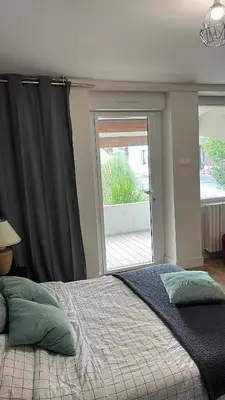 Un ou plusieurs lits dans un hébergement de l'établissement Chez Aurélie & Mathieu studio dans ancienne maison rénovée proche du Lac