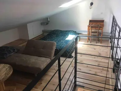 Coin salon dans l'établissement Maisonnette climatisé avec terrasse et jardin