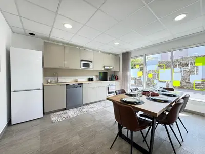 Cuisine ou kitchenette dans l'établissement Le Tertre - Wifi Fibre, TV, 2 Parkings, Moderne