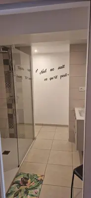 Salle de bains dans l'établissement Chambre les orchidées