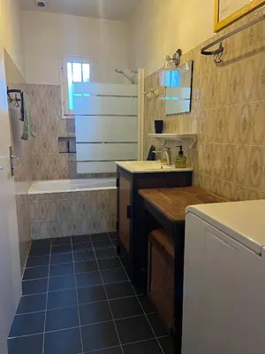 Cuisine ou kitchenette dans l'établissement Charmante maison