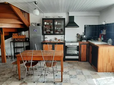 Cuisine ou kitchenette dans l'établissement Charmante maison