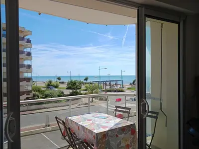 Vue générale sur la mer ou vue sur la mer prise depuis l'appartement