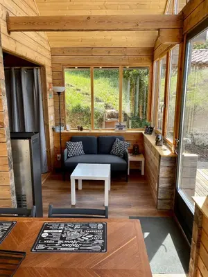 Coin salon dans l'établissement Le Chalet 20min PuyduFou