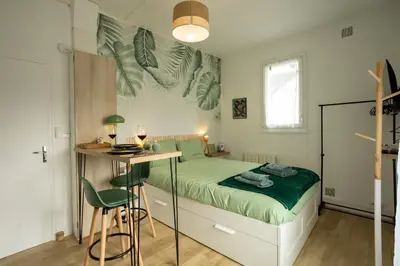 Un ou plusieurs lits dans un hébergement de l'établissement Jungle Studio - Déco tropicale et confort moderne