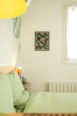 Coin salon dans l'établissement Jungle Studio - Déco tropicale et confort moderne