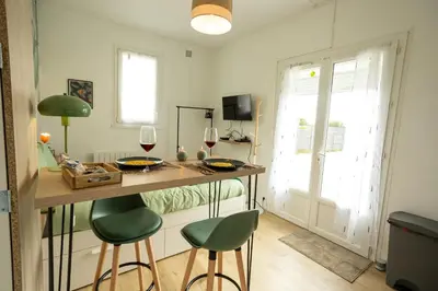 Télévision ou salle de divertissement dans l'établissement Jungle Studio - Déco tropicale et confort moderne
