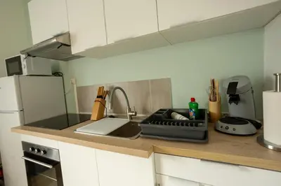 Cuisine ou kitchenette dans l'établissement Jungle Studio - Déco tropicale et confort moderne