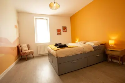Un ou plusieurs lits dans un hébergement de l'établissement L'Oasis - T2 Ambiance cactus et confort moderne