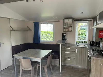 Cuisine ou kitchenette dans l'établissement Mobil-home 6 pers proche Puy duFou