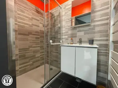 Salle de bains dans l'établissement Maison climatisée proche plage à Saint-Hilaire-de-Riez - FR-1-426-591