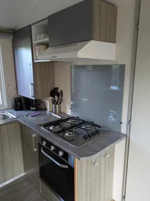 Cuisine ou kitchenette dans l'établissement Mobil home Phoenix 6 places