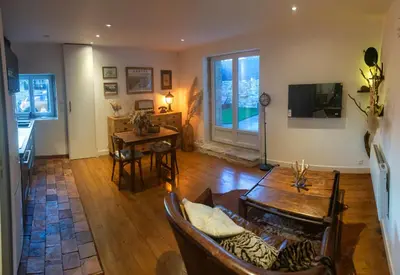 Télévision ou salle de divertissement dans l'établissement La Grange