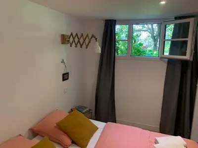 Un ou plusieurs lits dans un hébergement de l'établissement Logement T2 et Véritable écrin de verdure en ville