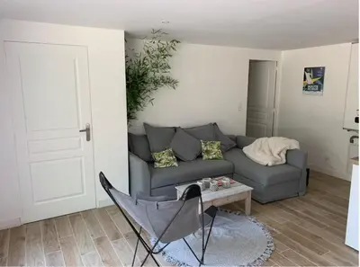 Coin salon dans l'établissement Logement T2 et Véritable écrin de verdure en ville