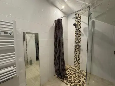 Salle de bains dans l'établissement Bel appartement à 650m de la plage avec WIFI et parking - FR-1-323-589
