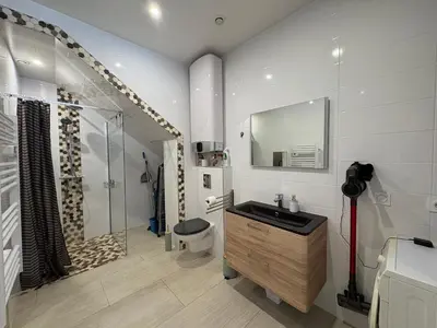 Salle de bains dans l'établissement Bel appartement à 650m de la plage avec WIFI et parking - FR-1-323-589