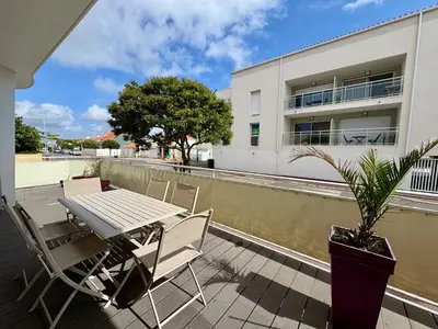 Balcon ou terrasse dans l'établissement Bel appartement à 650m de la plage avec WIFI et parking - FR-1-323-589