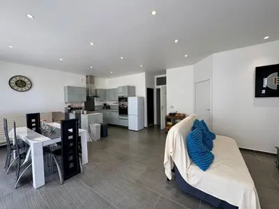 Cuisine ou kitchenette dans l'établissement Bel appartement à 650m de la plage avec WIFI et parking - FR-1-323-589