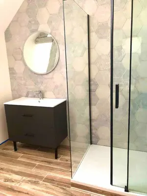 Salle de bains dans l'établissement Le Blue, spacieux, design et chaleureux