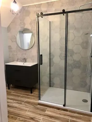 Salle de bains dans l'établissement Le Blue, spacieux, design et chaleureux