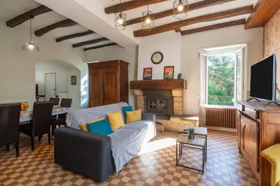 Télévision ou salle de divertissement dans l'établissement La Maison du Bonheur - Grand Jardin