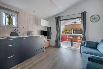 Cuisine ou kitchenette dans l'établissement 500 m de la plage, jardin, 4 adultes 1 enfant