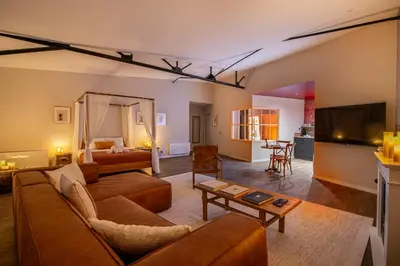 Coin salon dans l'établissement L'Attirance, Loft de Charme !