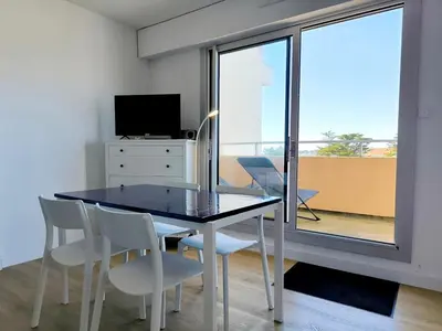 Télévision ou salle de divertissement dans l'établissement Les Goélettes - Studio avec terrasse vue mer