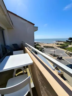 Vue générale sur la mer ou vue sur la mer prise depuis l'appartement