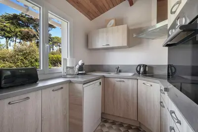 Cuisine ou kitchenette dans l'établissement 800 m de la plage, jardin, maison pour 5