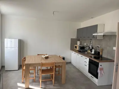 Cuisine ou kitchenette dans l'établissement Appartement meublé tout équipé - Mesnard-La-Barotière