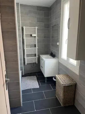 Salle de bains dans l'établissement Appartement meublé tout équipé - Mesnard-La-Barotière